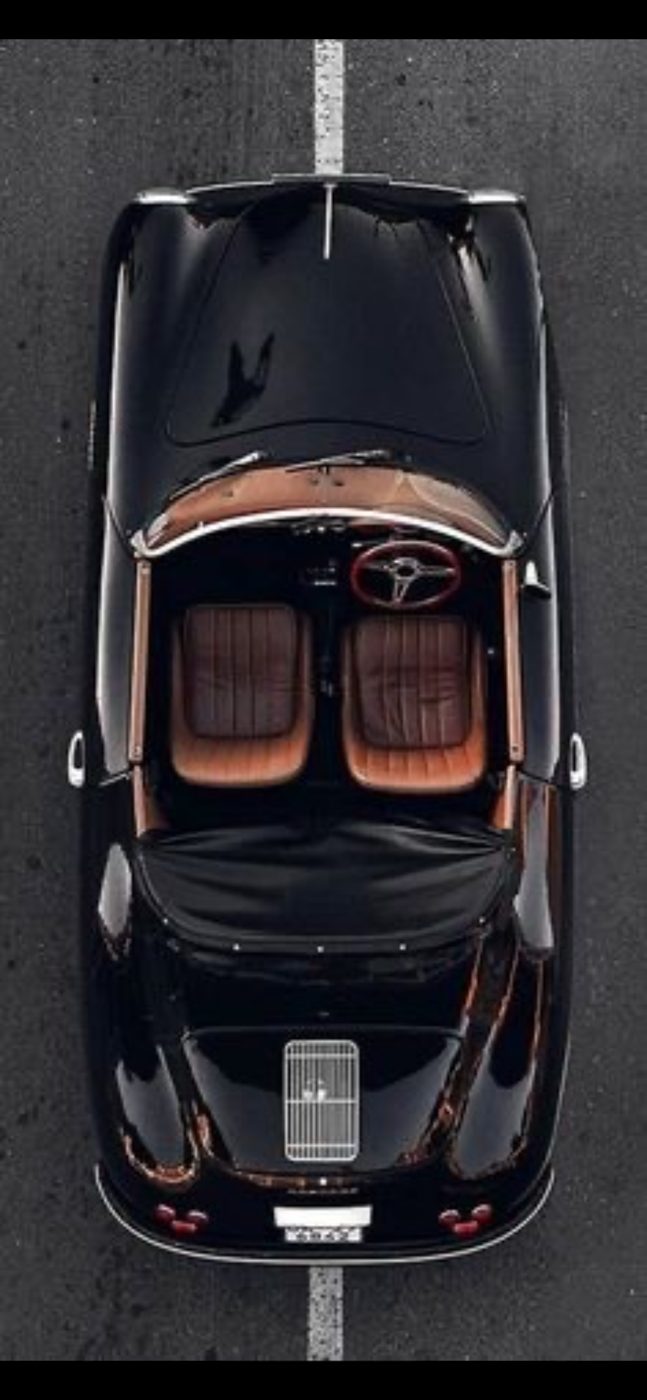 Vista superior de un clásico negro con interior de cuero