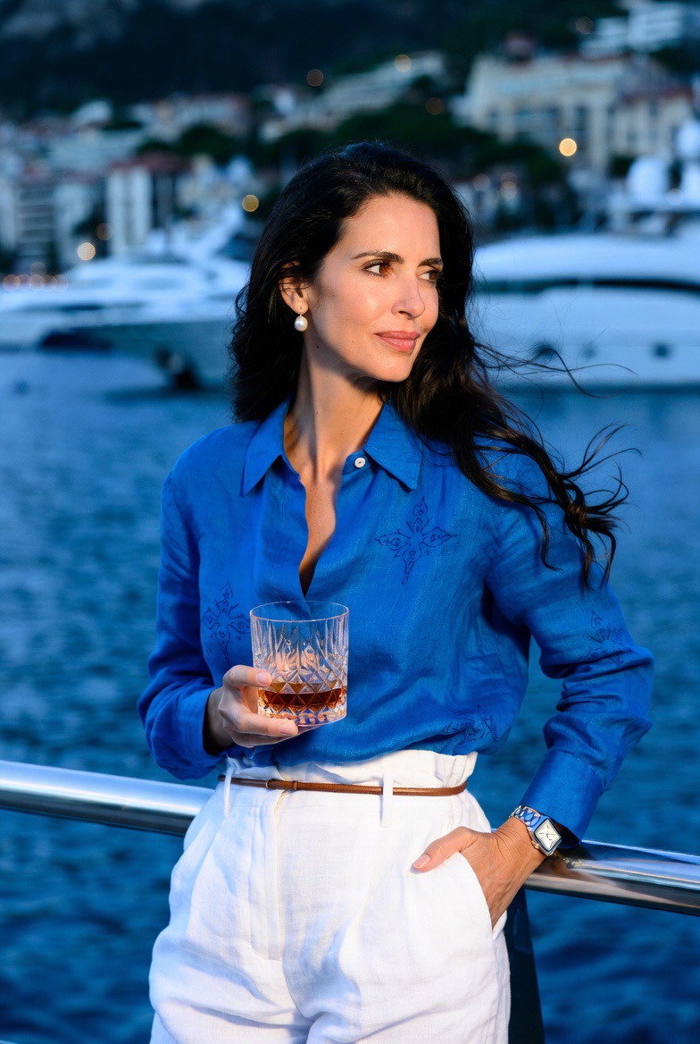 Mujer en el puerto deportivo con una copa de Equus